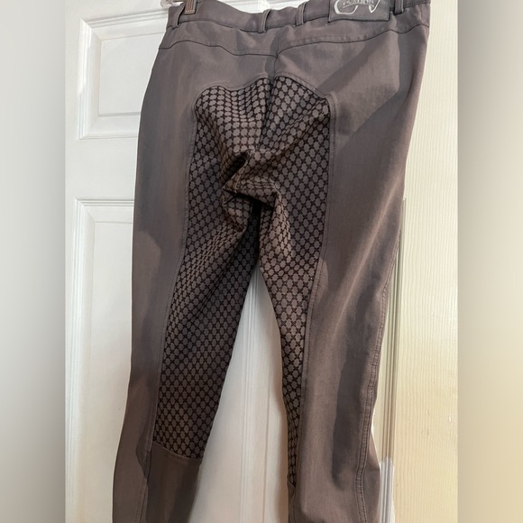 These are gently used equestrian breeches. Silicone full sear. - Picture 4 of 5
